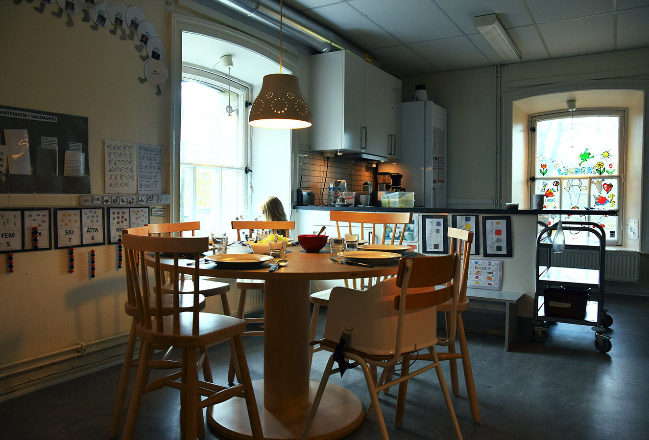 Barn i köket på Lönnen